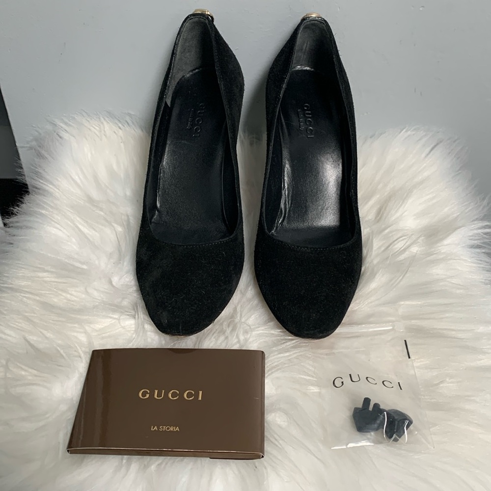 Authentic Gucci black suede pumps with gold decal - Picture 3 of 17